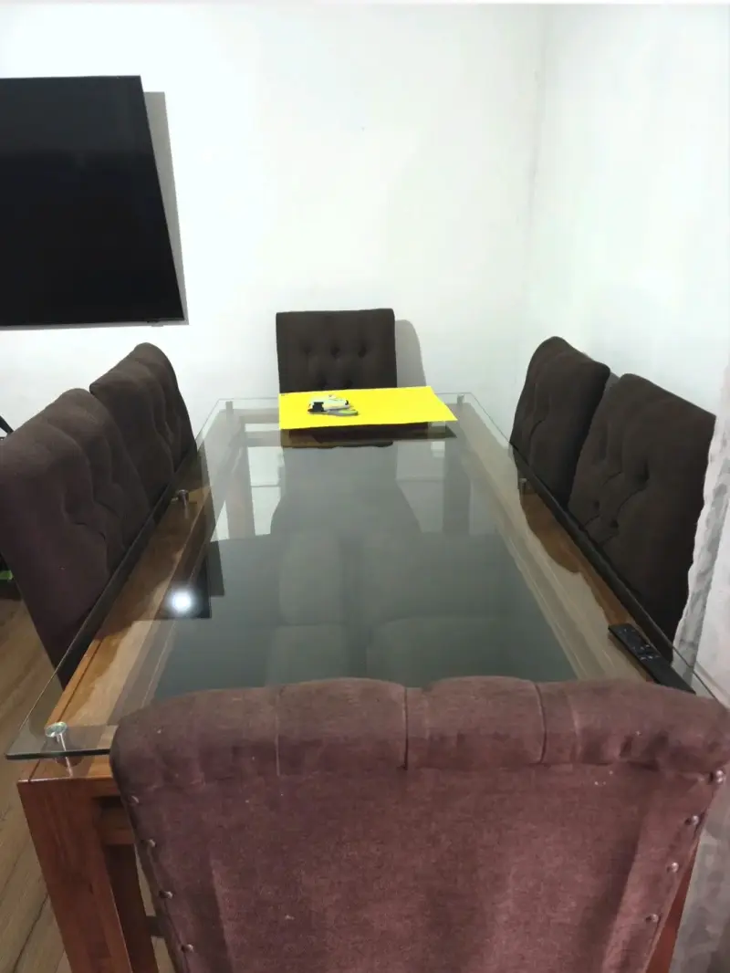 Juego de Comedor con Mesa de Vidrio .