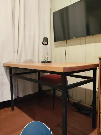 Mesa de madera con estructura metálica para oficina - miniatura 1