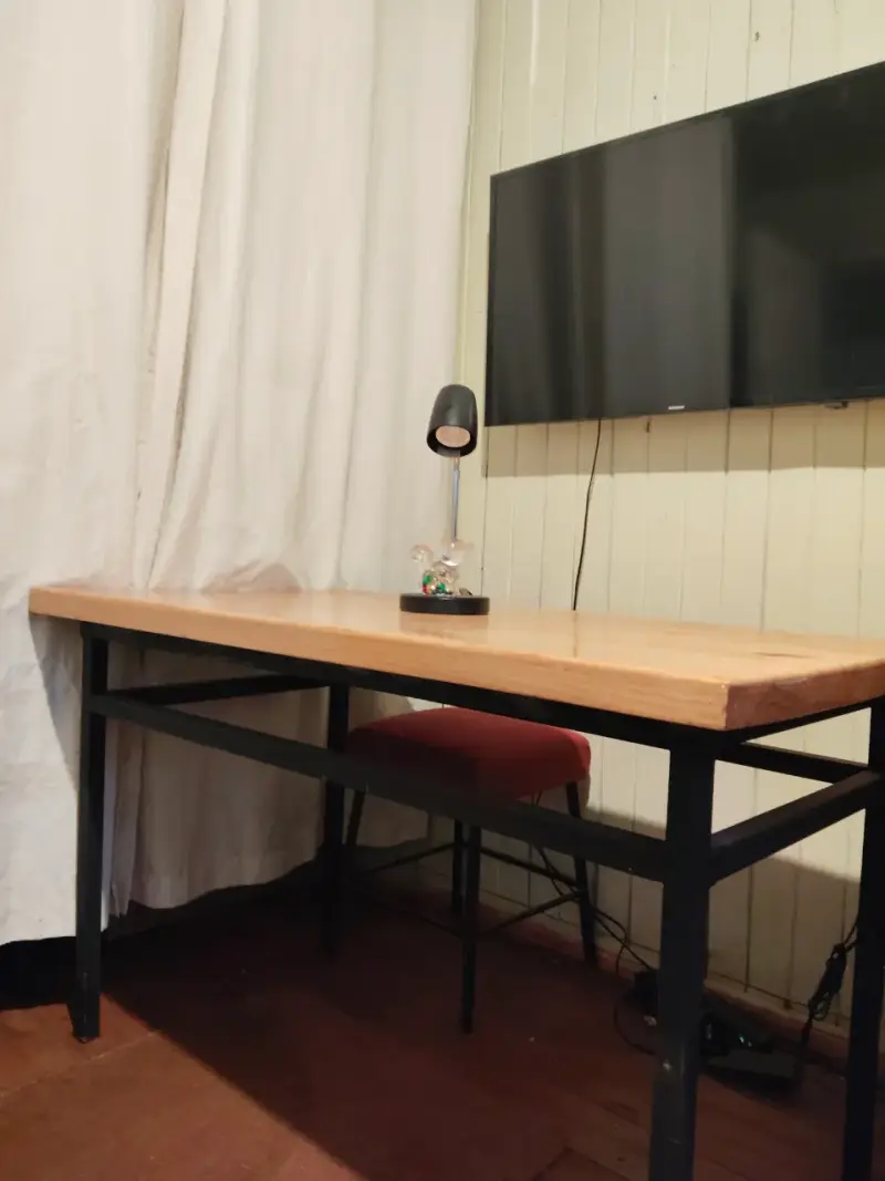 Mesa de madera con estructura metálica para oficina - 2