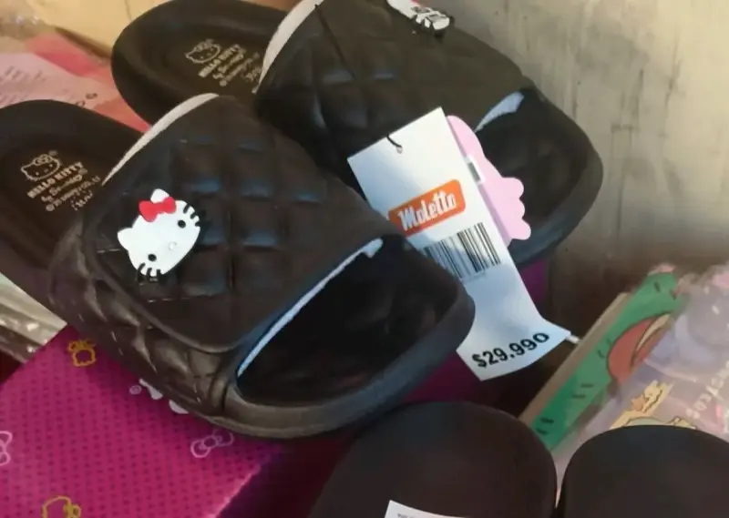 Sandalias negras Hello Kitty para niñas