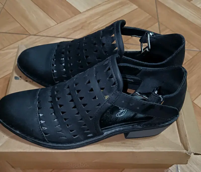Zapatos negros de mujer con diseño calado