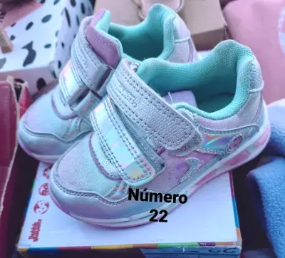 Zapatillas infantiles con diseño de personajes, número 22 - miniatura 2