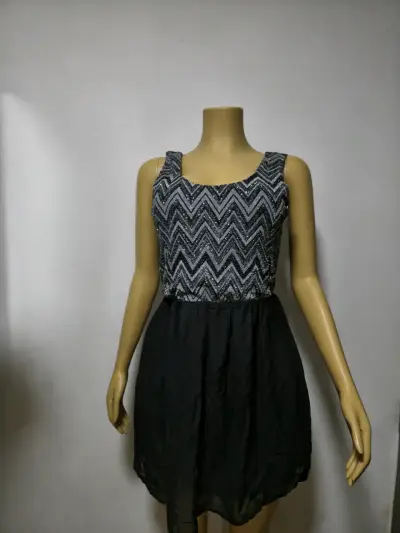 Vestido de fiesta negro con diseño geométrico - miniatura 1