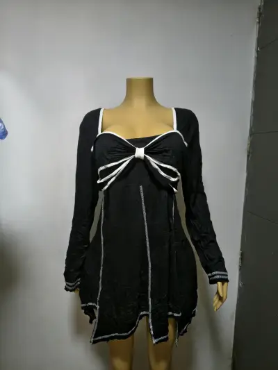 Vestido de fiesta negro con diseño geométrico - miniatura 2