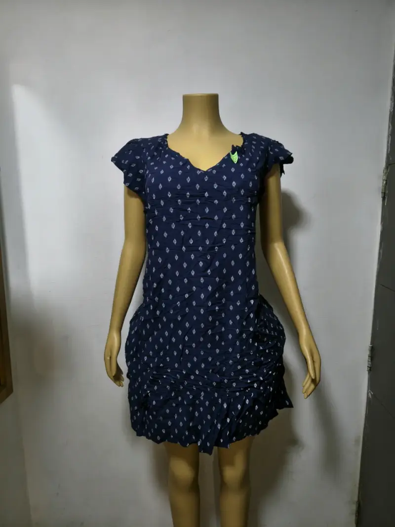 Vestido de fiesta negro con diseño geométrico - 3