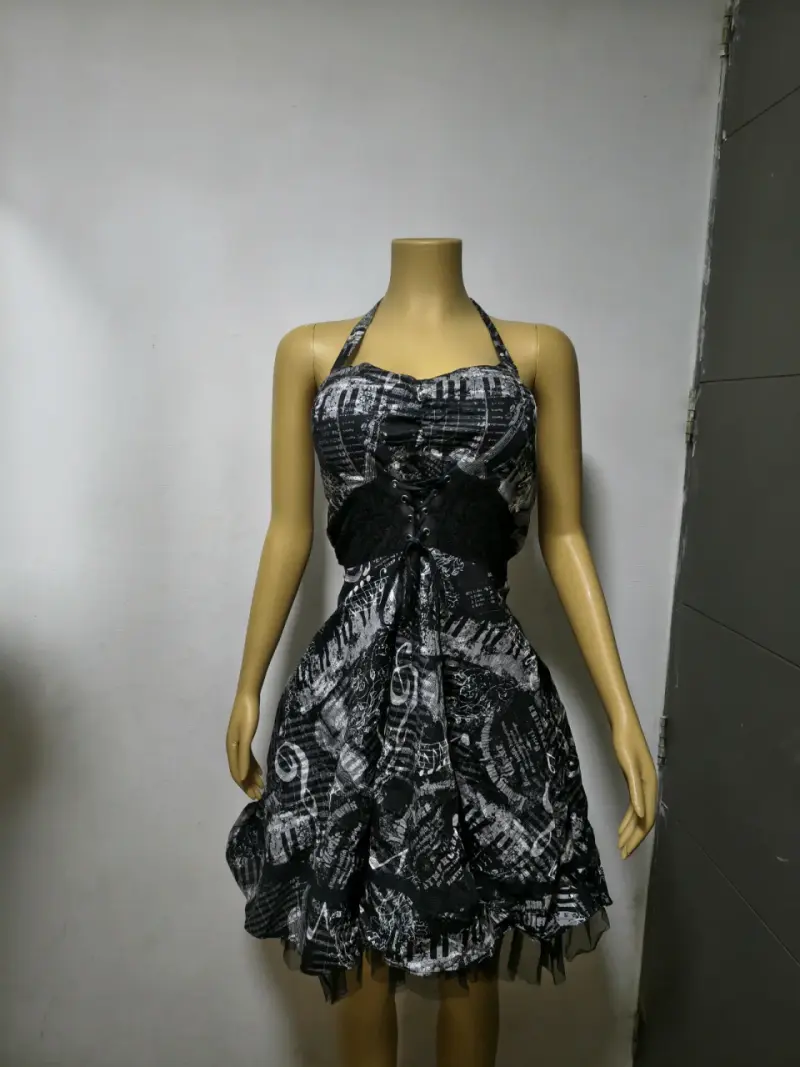 Vestido de fiesta negro con diseño geométrico - 4
