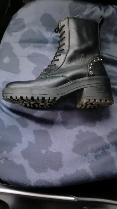Botas negras de cuero con plataforma - miniatura 1