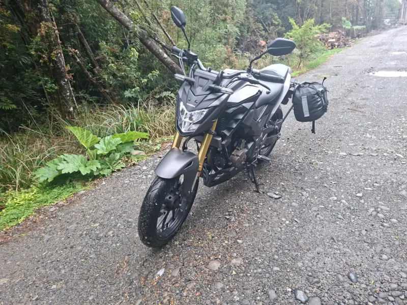 Moto Honda twister con alforjas laterales - 2