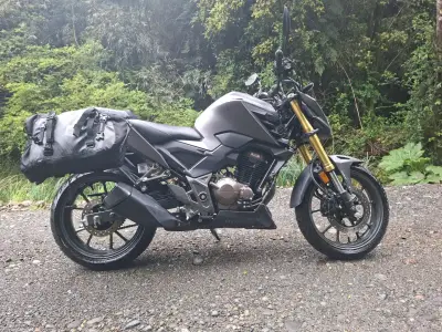 Moto Honda twister con alforjas laterales - miniatura 3