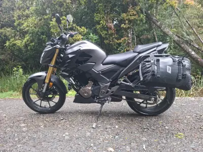 Moto Honda twister con alforjas laterales - miniatura 4