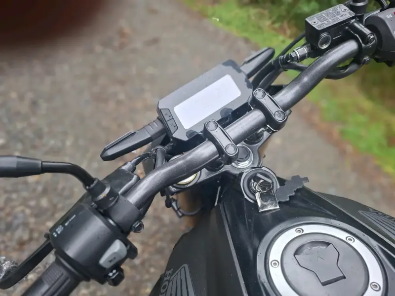 Moto Honda twister con alforjas laterales - 5