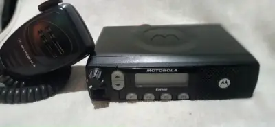 Radio móvil Motorola EM400 con micrófono - miniatura 1