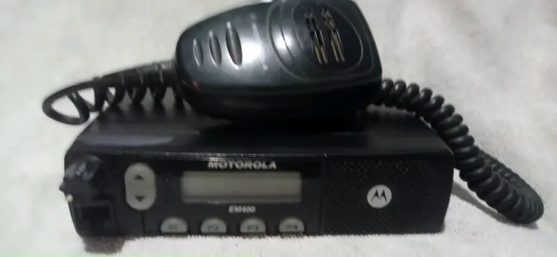 Radio móvil Motorola EM400 con micrófono - 2
