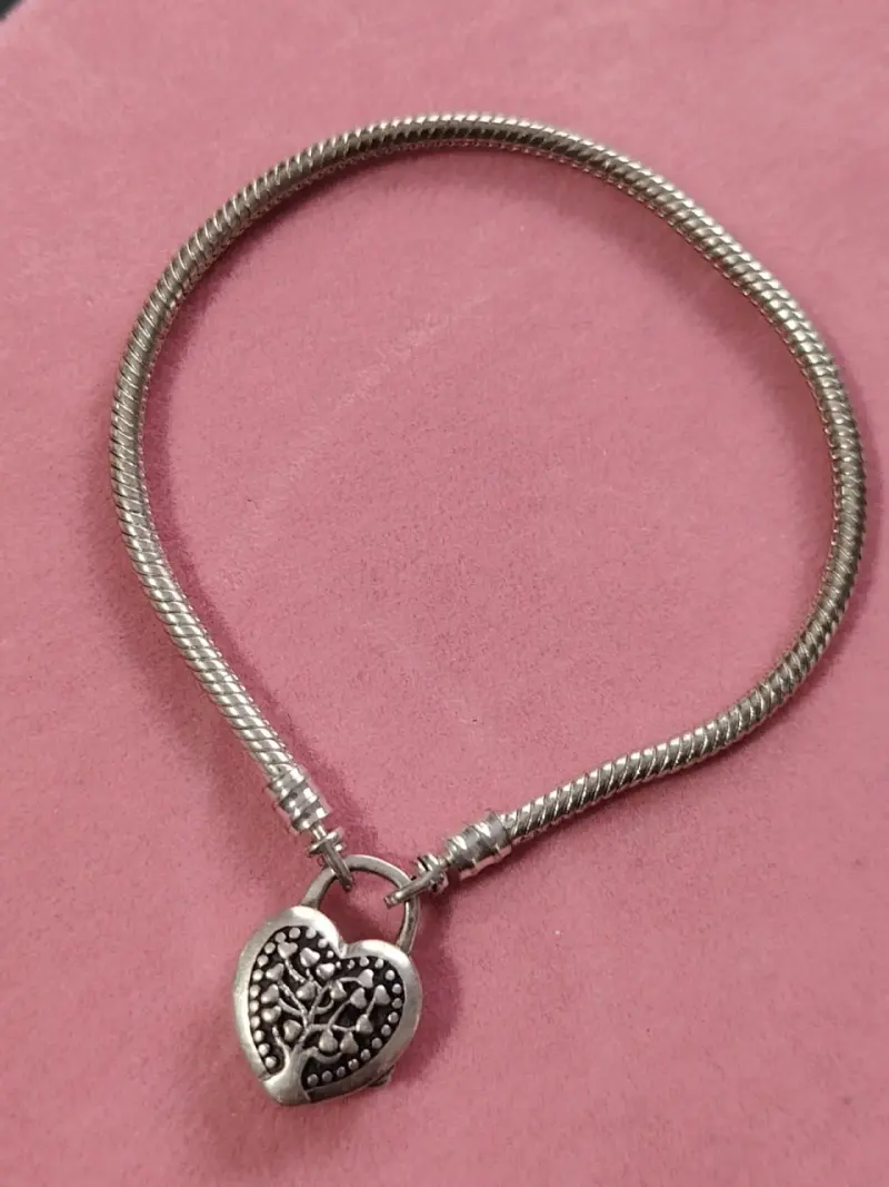 Pulsera de plata con dije de corazón - 1