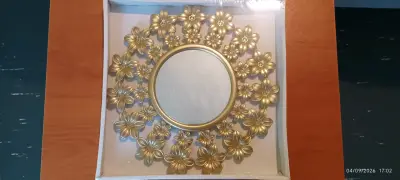 Espejo decorativo dorado con diseño floral - miniatura 1