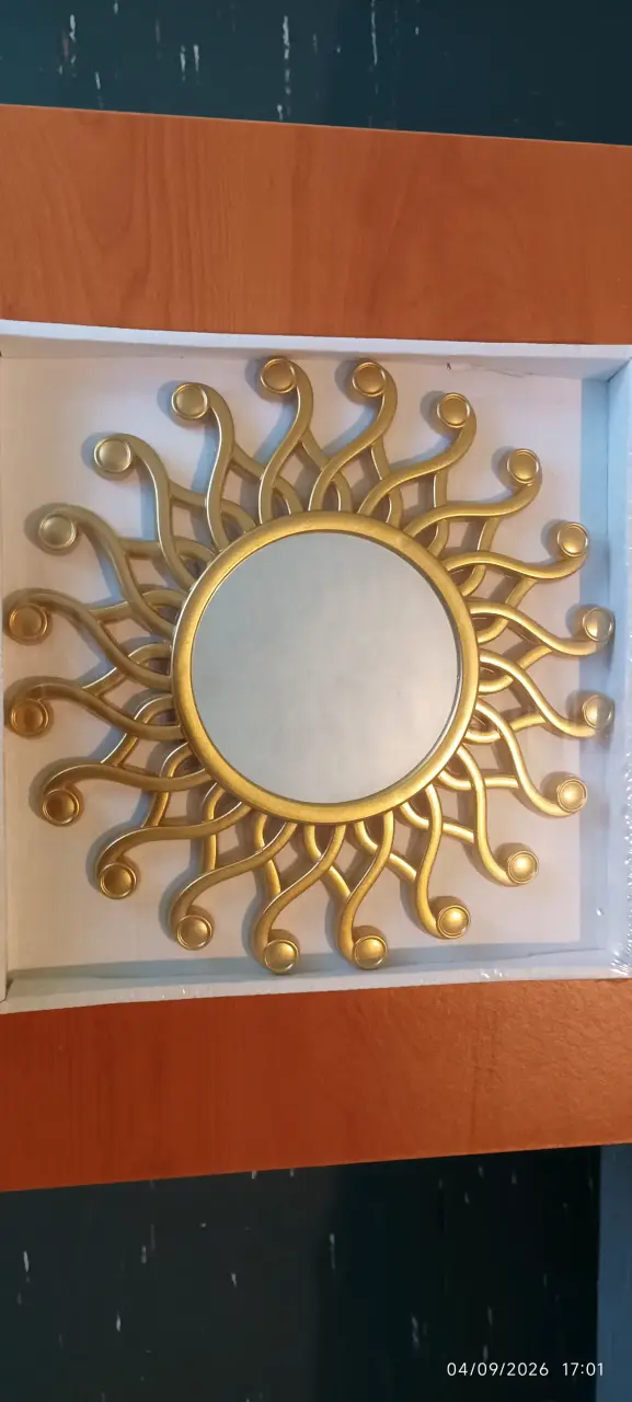 Espejo decorativo dorado con diseño floral - 2