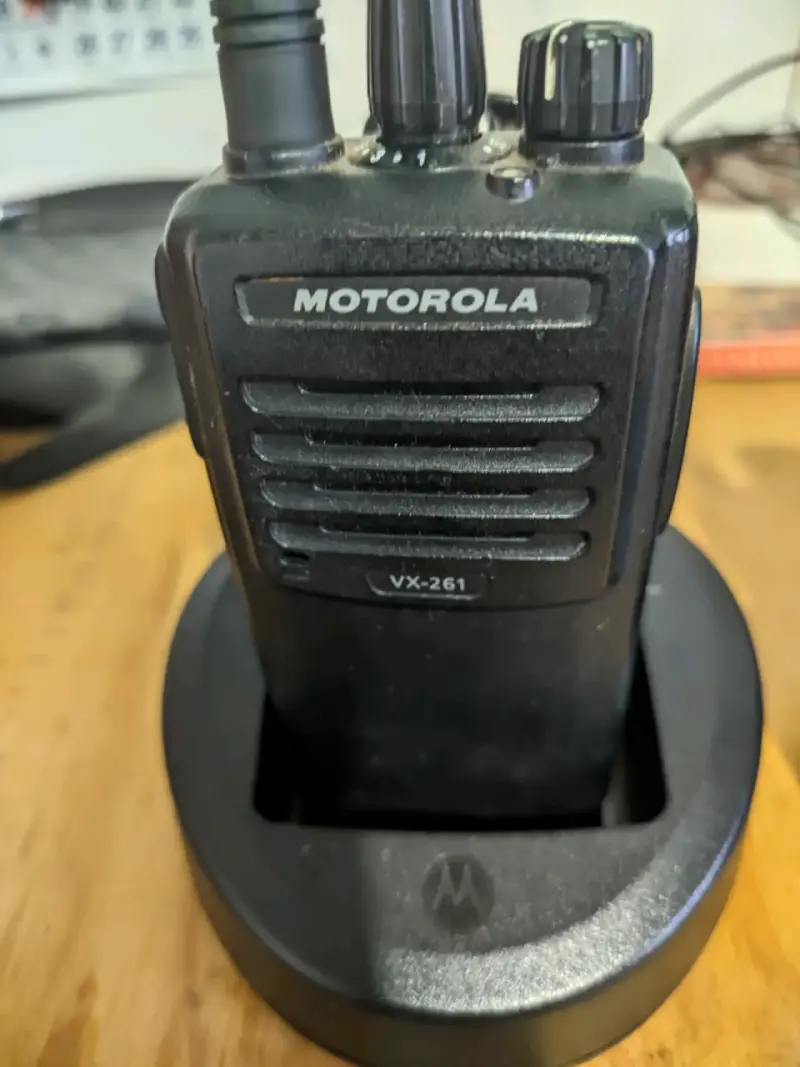 Radio comunicador Motorola VX-261 resistente - 2