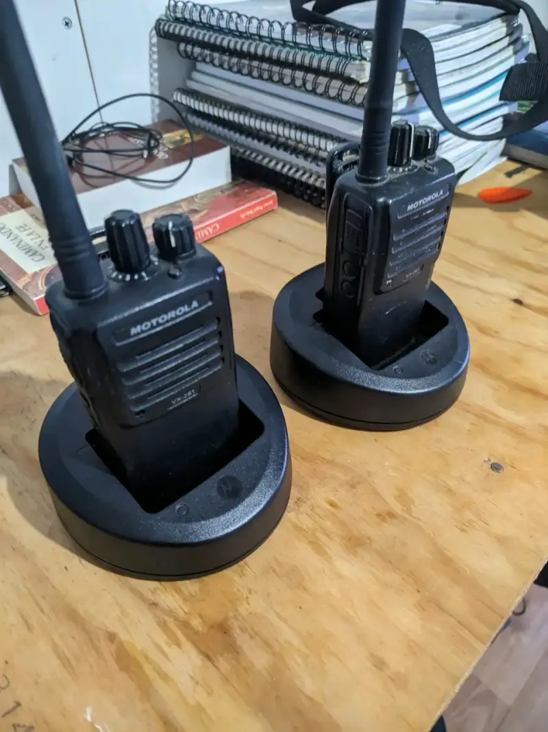 Radio comunicador Motorola VX-261 resistente - 3