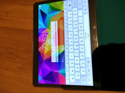 Tablet Samsung Galaxy Tab con funda azul - miniatura 1