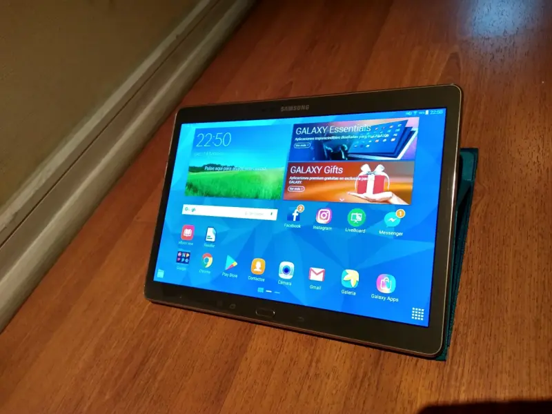 Tablet Samsung Galaxy Tab con funda azul - 3