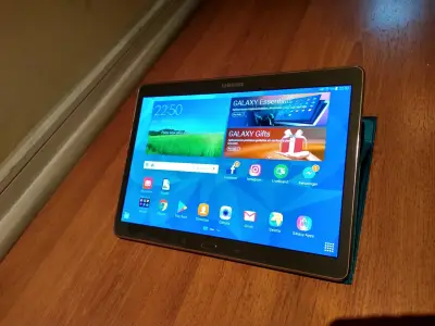 Tablet Samsung Galaxy Tab con funda azul - miniatura 3