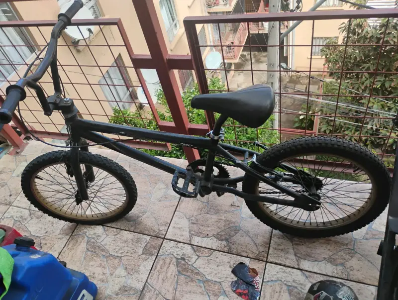 Bicicleta BMX negra en buen estado - 1
