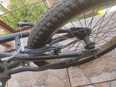 Bicicleta BMX negra en buen estado - miniatura 2