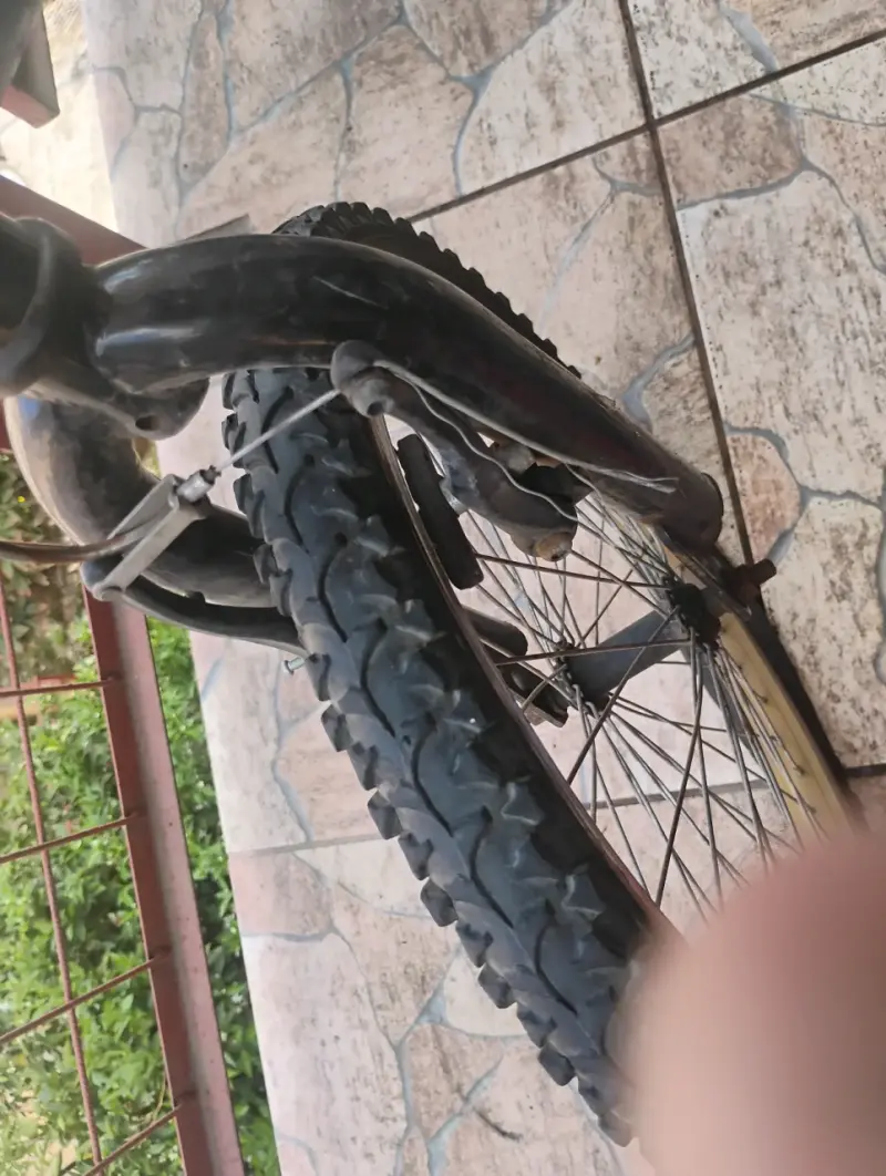 Bicicleta BMX negra en buen estado - 3