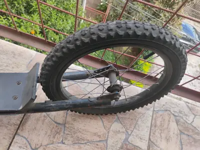 Scooter de equilibrio para niños en buen estado - miniatura 2