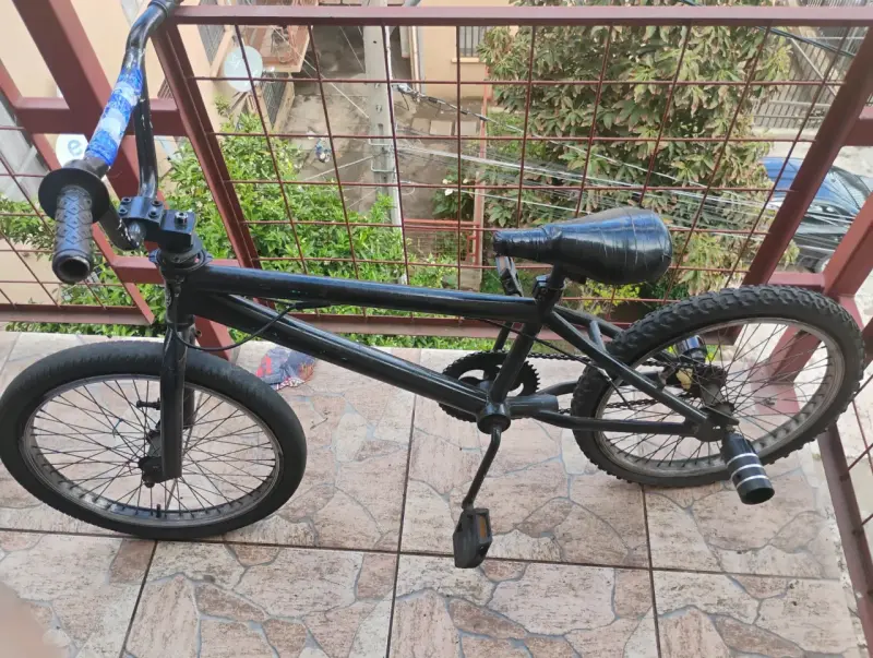 Bicicleta BMX negra para acrobacias - 1