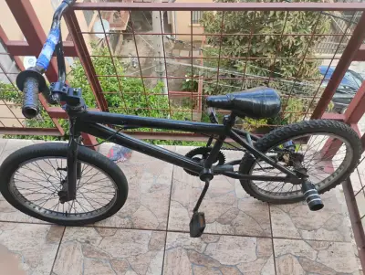 Bicicleta BMX negra para acrobacias - miniatura 1