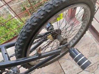 Bicicleta BMX negra para acrobacias - miniatura 2