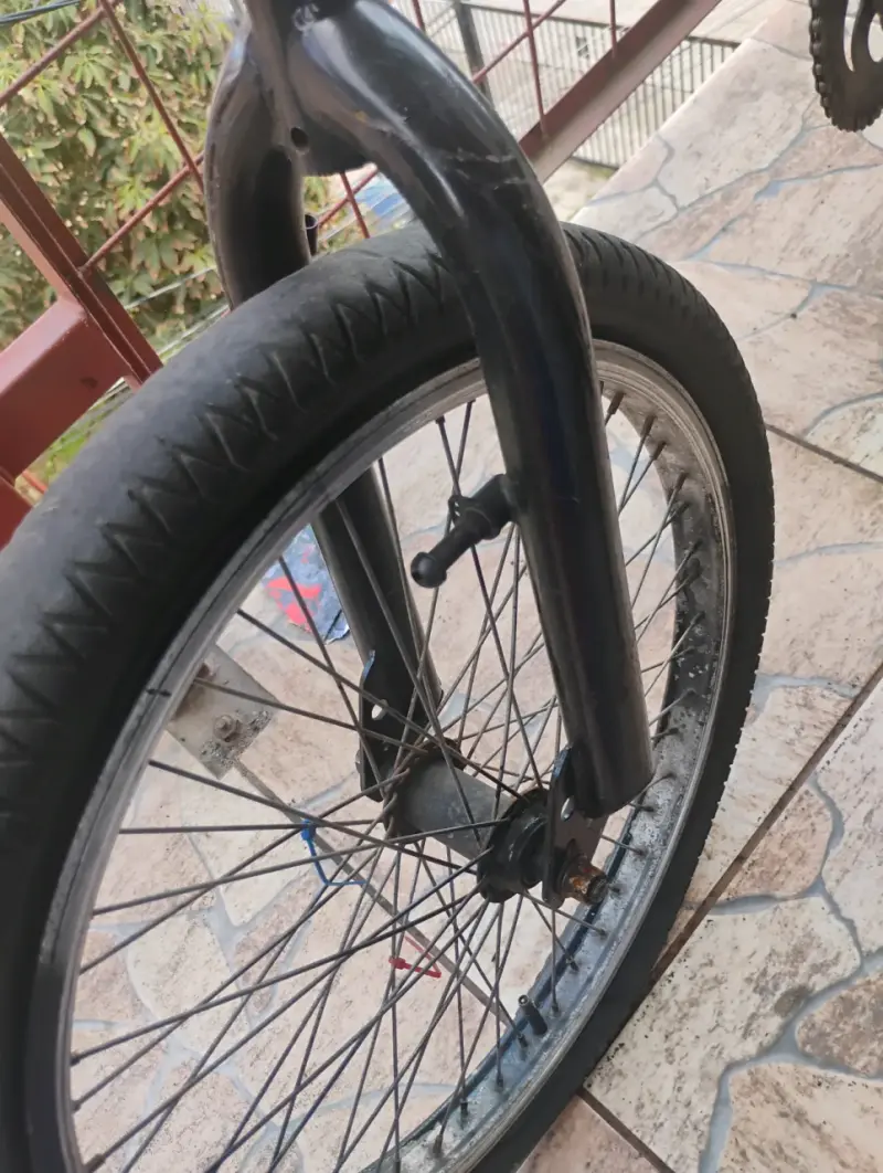 Bicicleta BMX negra para acrobacias - 3