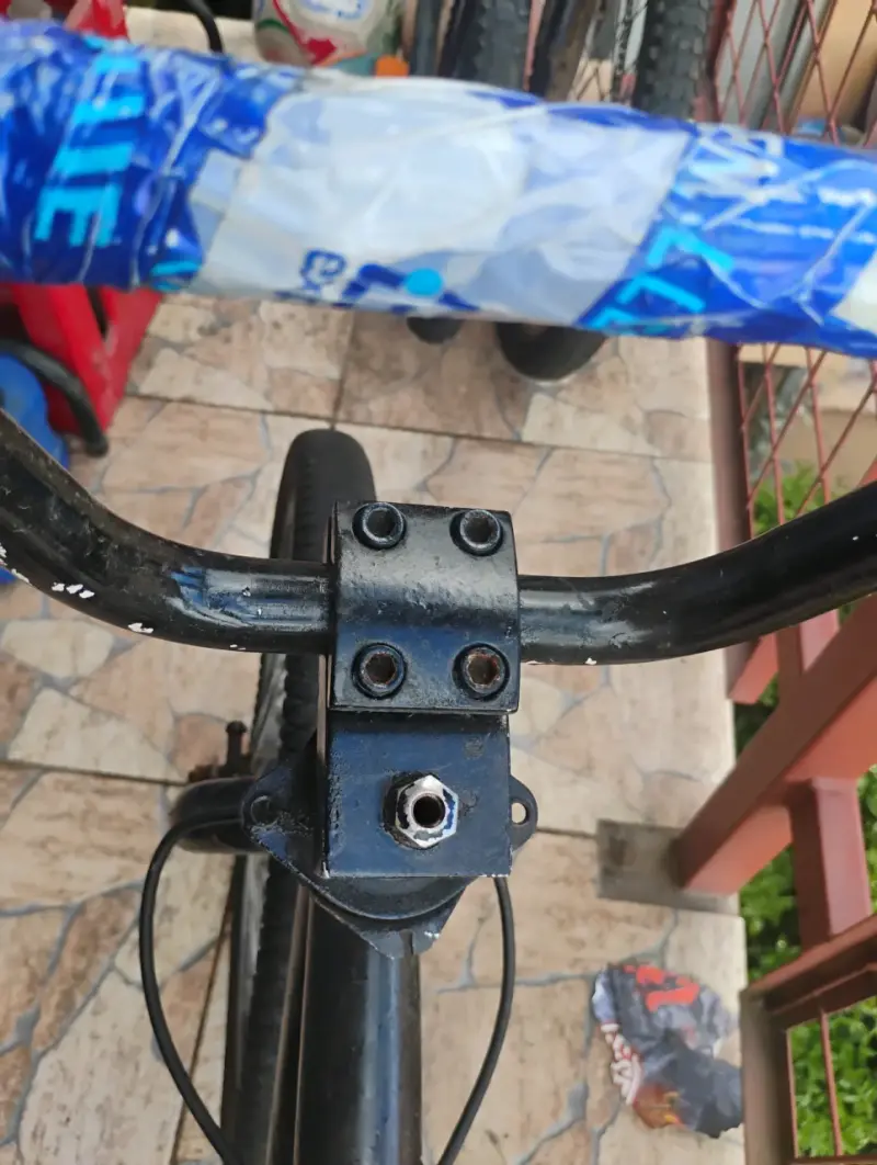Bicicleta BMX negra para acrobacias - 4