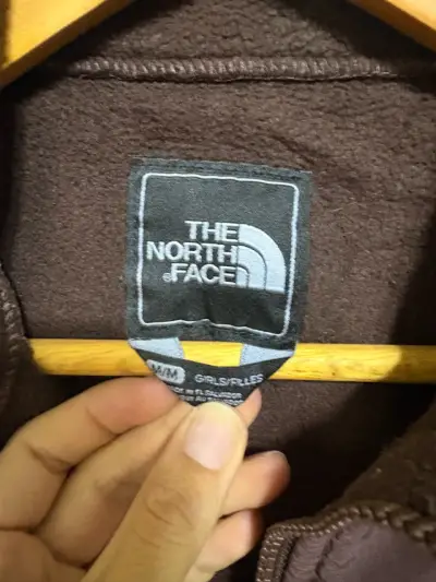 Chaqueta polar marrón The North Face para niña - miniatura 2