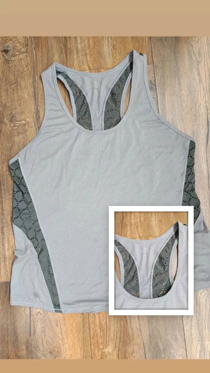 Polera deportiva gris con diseño Athleta