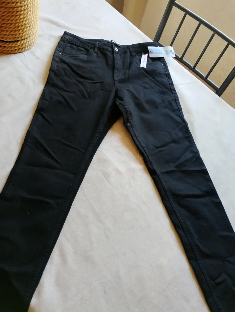 Pantalones negros de mezclilla para mujer