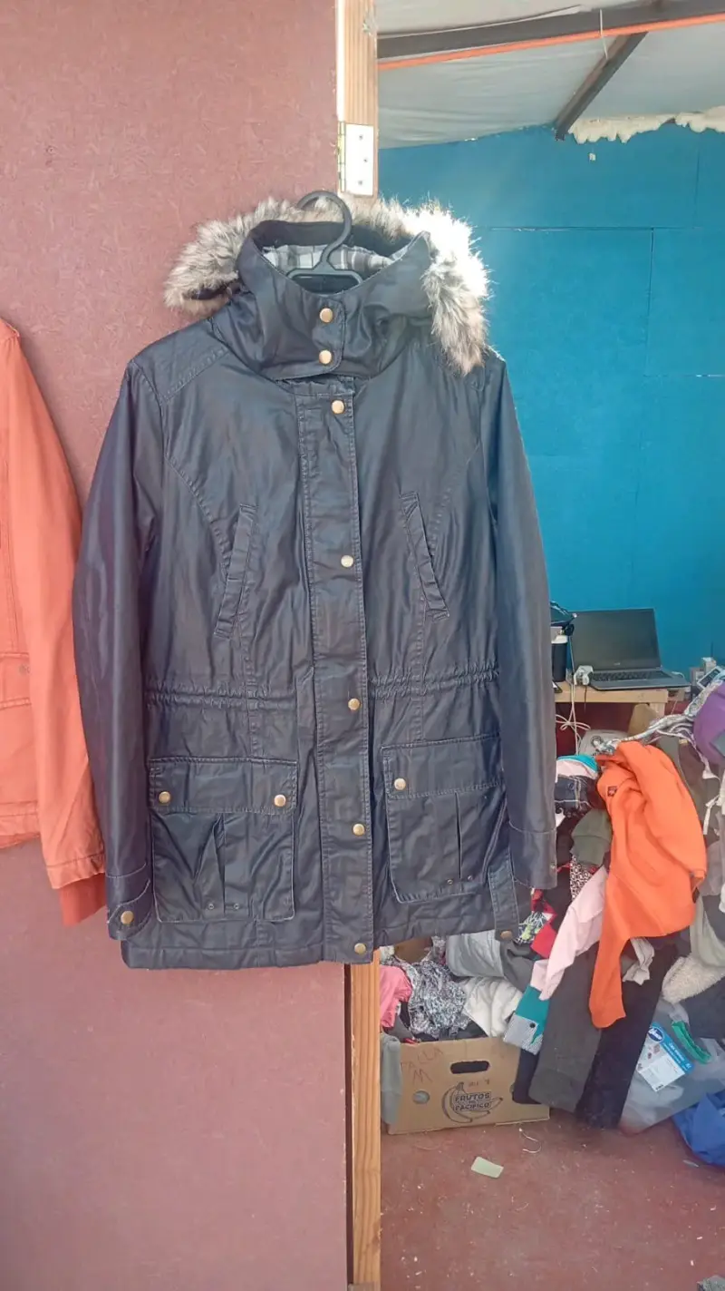Parka negra con capucha de piel sintética - 1