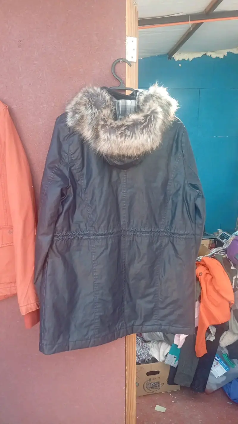 Parka negra con capucha de piel sintética - 2