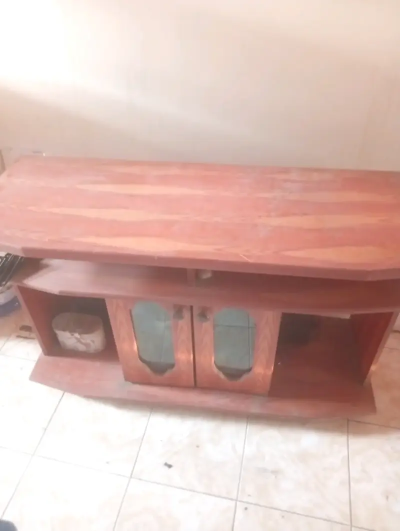 Mueble de TV de madera con puertas de vidrio