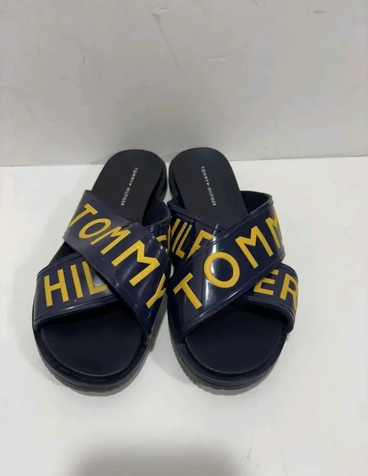 Sandalias Tommy Hilfiger azul con letras amarillas - 1