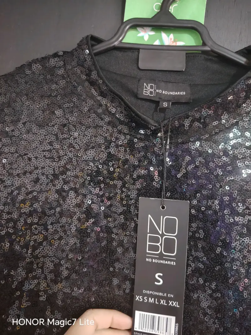 Polera de lentejuelas negra No Boundaries - 2
