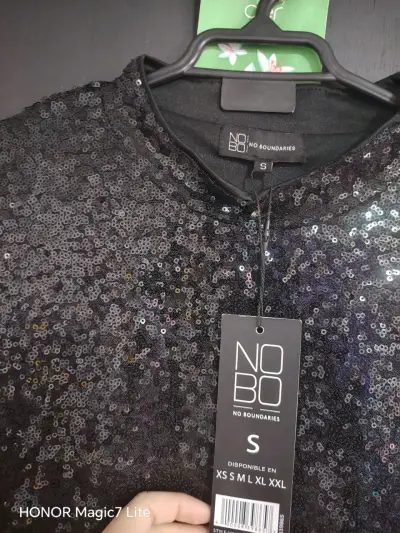 Polera de lentejuelas negra No Boundaries - miniatura 2