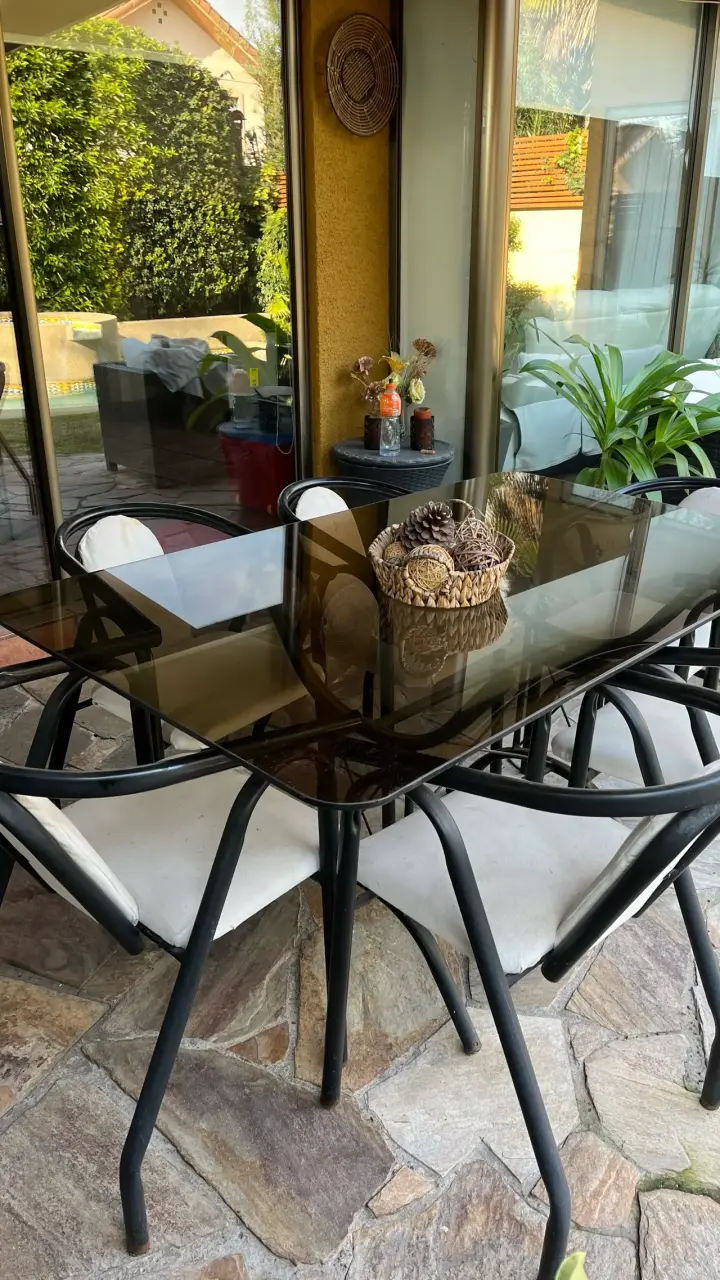 Juego de comedor exterior con mesa de vidrio y sillas - 2