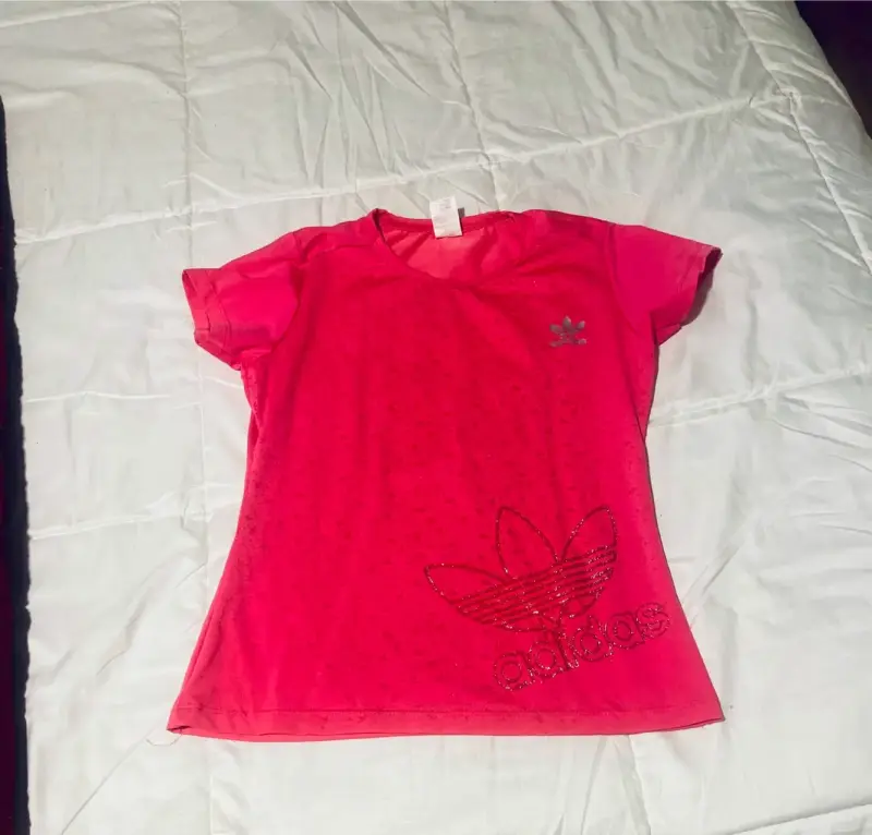 Polera deportiva fucsia Adidas para mujer