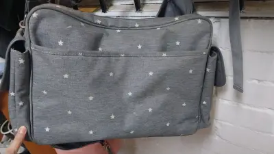 Bolso maternal gris con estrellas Infanti - miniatura 2