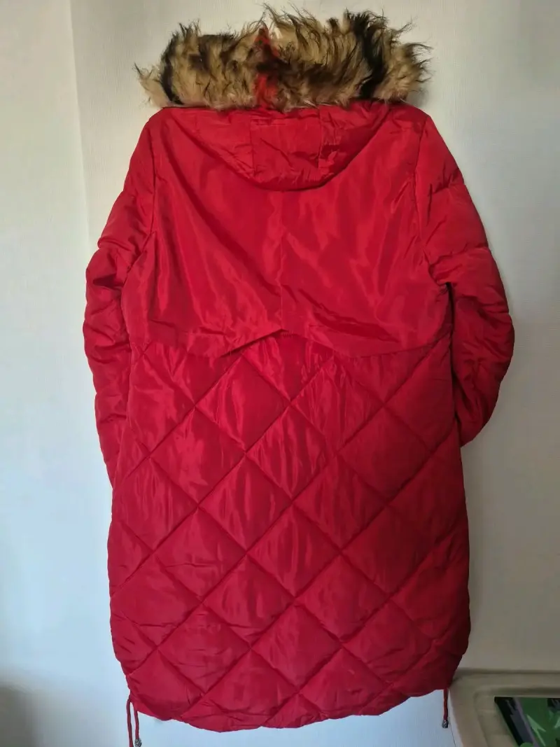 Abrigo rojo con capucha de piel sintética Mengerzi - 2