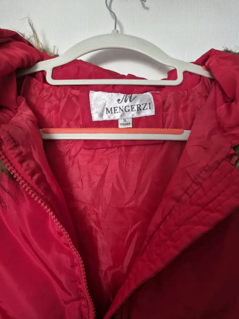 Abrigo rojo con capucha de piel sintética Mengerzi - 3