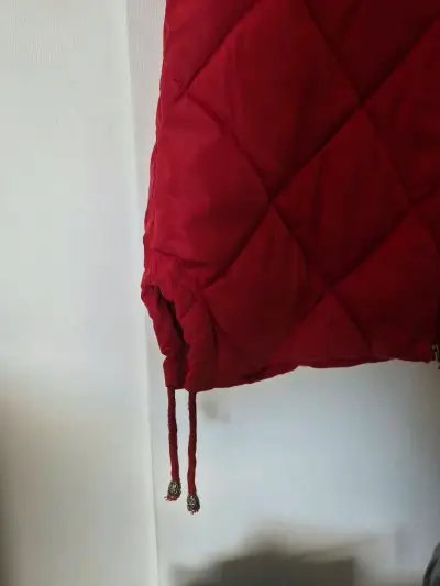 Abrigo rojo con capucha de piel sintética Mengerzi - miniatura 4