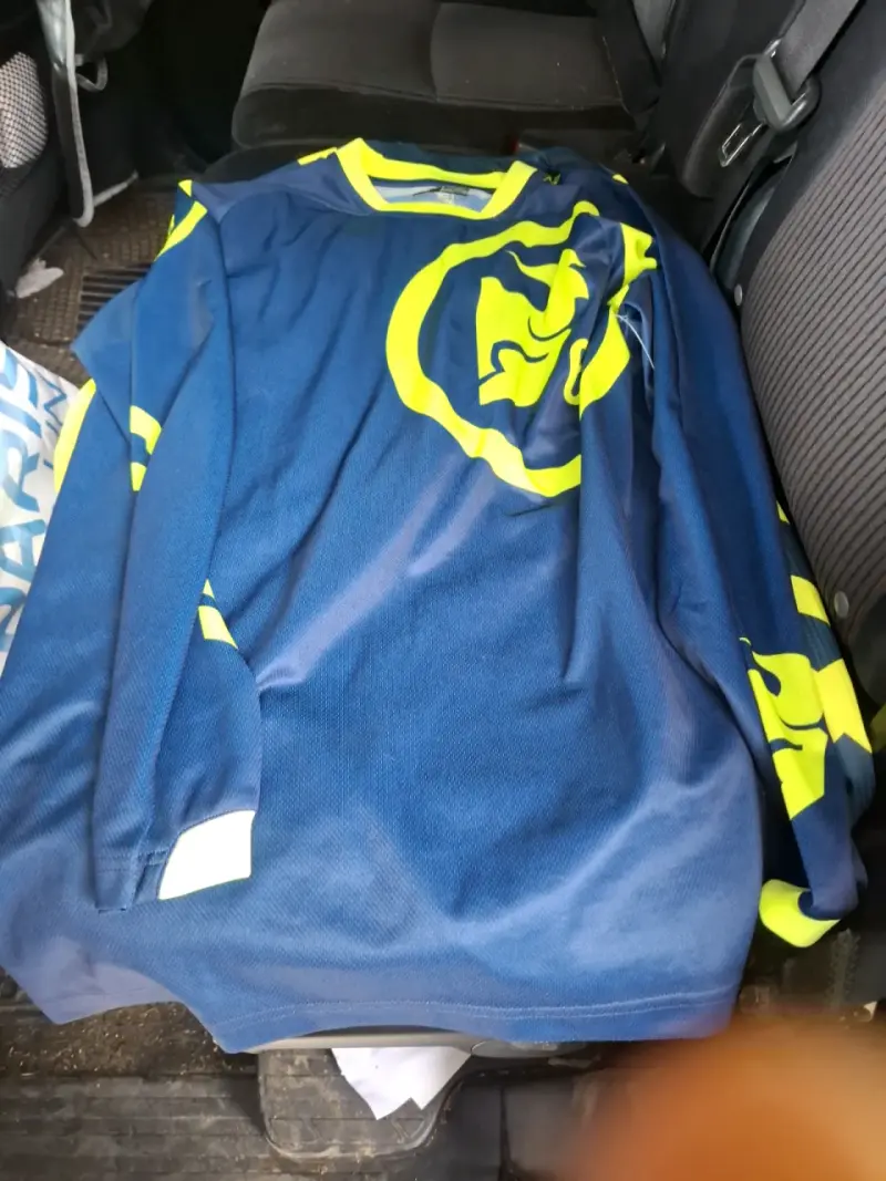 Polera deportiva azul con diseño amarillo